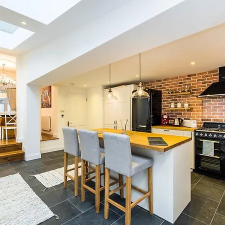Stunning Spacious 4Bd House With Garden - Sleeps 8